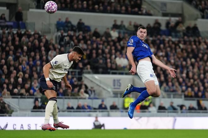 Michael Keane(vpravo) strieľa úvodný gól Evertonu proti West Hamu v zápase 6.kola anglickej ligy Premier League.