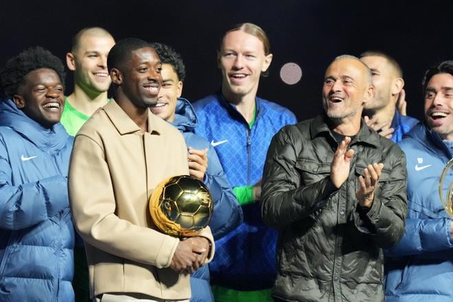 Tréner PSG Luis Enrique (vpravo) nebude môcť v Barcelone počítať s čerstvým víťazom Zlatej lopty Ousmanem Dembelem (vľavo).
