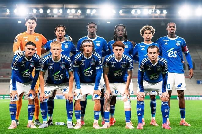 Ben Chilwell (dolu, vravo) bol ako 28-ročný suverénne najstarší hráč proti OM.
