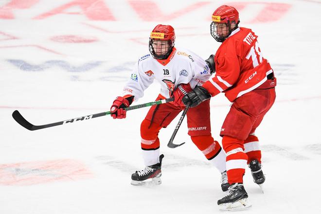 Slovenský útočník Alex Gašo (v bielom) pôsobí v Hradci Králové už druhú sezónu.