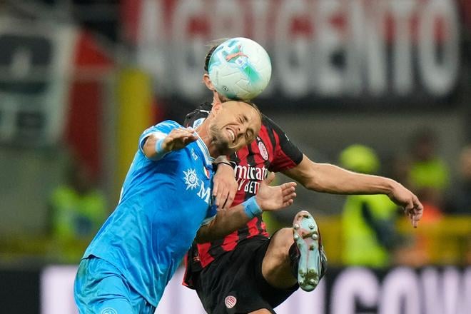 Stanislav Lobotka (vľavo) z Neapola a Adrien Rabiot z AC Milána v súboji o loptu počas zápasu 5. kola talianskej Serie A AC Miláno - SSC Neapol v Miláne.