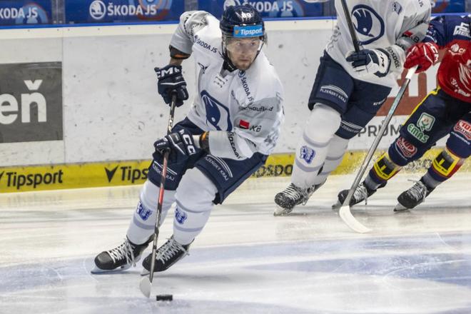 Adrián Holešinský dostal v zápase s Pardubicami silný úder, našťastie sa rýchlo vrátil do hry.