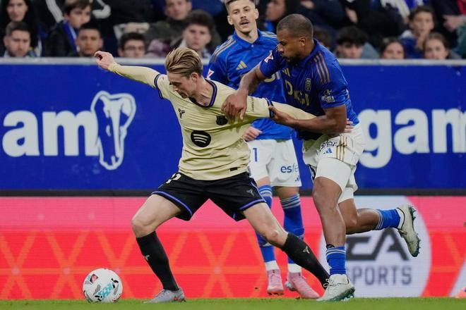 Salomon Rondon (na snímke v súboji s hráčom Barcelony Frenkie de Jongom) rozhodol o výhre Ovieda vo Valencii.