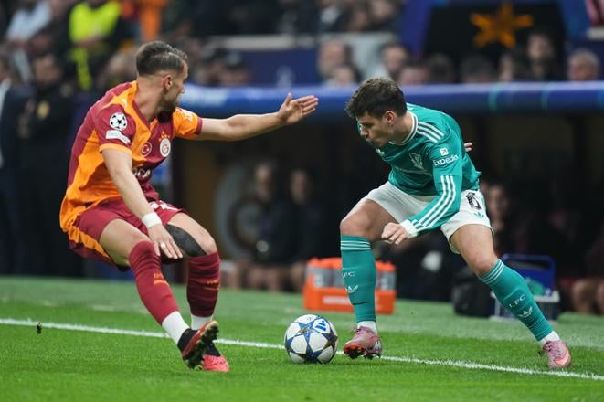 Milos Kerkez(vpravo) bojuje o loptu s Yunusom Akgunom z Galatasaray počas zápasu 2. kola ligovej fázy Ligy majstrov Galatasaray Istanbul - FC Liverpool v Istanbule.