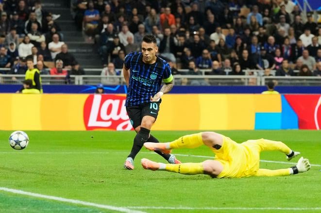 Lautaro Martinez (vľavo) z Interu Miláno strieľa gól do siete Slavie Praha.
