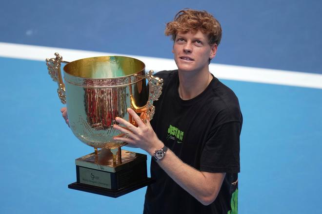Jannik Sinner s trofejou za víťazstvo na turnaji v Pekingu.