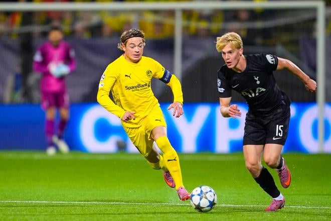 Patrick Berg (vľavo) z tímu Bodö/Glimt a Lucas Bergvall z Tottenhamu.