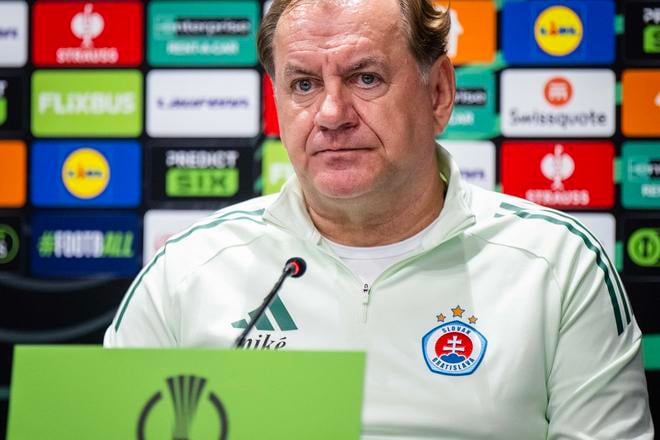 Tréner ŠK Slovan Bratislava Vladimír Weiss st. počas tlačovej konferencie pred zápasom  1. kola ligovej fázy Konferenčnej ligy.