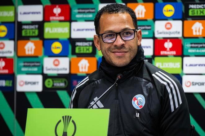 Tréner Štrasburgu Liam Rosenior na stredajšej tlačovej konferencii na Tehelnom poli.