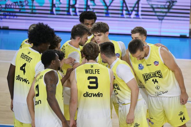 Basketbalisti Košice Wolves absolvoval premiéru v SBL. Na úvod podali sympatický výkon, ale úradujúcemu majstrovi podľahli.