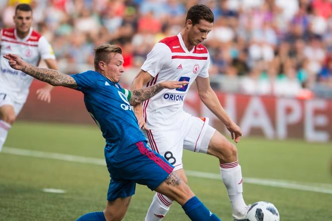 Jordy Clasie ešte ako hráč Feyenoordu Rotterdam v súboji s Jamesom Lawrencom z AS Trenčín.