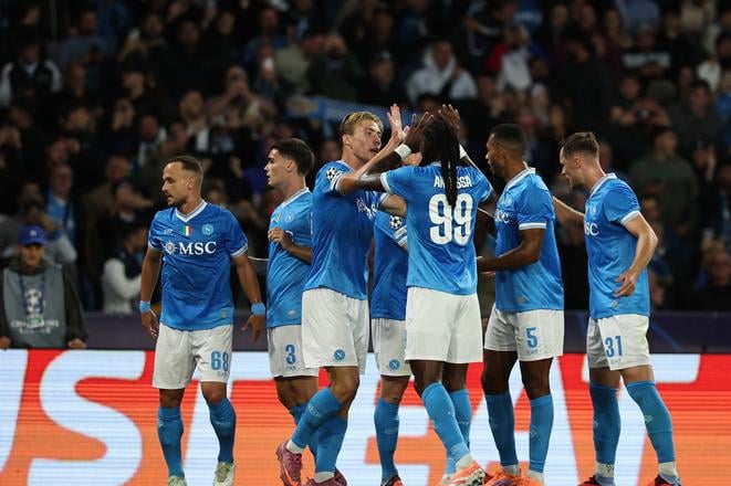 Hráč Neapolu Rasmus Hojlund (uprostred vľavo) oslavuje so spoluhráčmi, vľavo stojí Slovák Stanislav Lobotka, po tom, ako strelil gól proti Sportingu počas zápasu 2. kola ligovej fázy Ligy majstrov SSC Neapol - Sporting Lisabon.