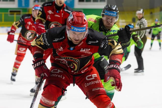 Na snímke v popredí sprava Miroslav Mucha (Žilina) a Martin Semaňák (Prešov) bojujú o puk v zápase 3. kola hokejovej Tipsport ligy medzi Vlci Žilina - HC Prešov.