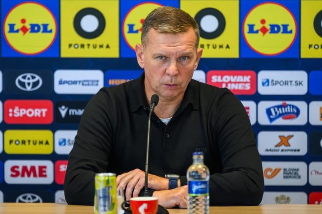 Tréner slovenskej futbalovej reprezentácie do 21 rokov Jaroslav Kentoš počas tlačovej konferencie k nominácii hráčov do 21 rokov na ďalšie zápasy kvalifikácie ME 2027 v Bratislave 2. októbra 2025.