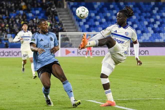 Rahim Ibrahim (vľavo) v druhom polčase po rohovom kope znížil, ale Slovan nedokázal získať proti Racingu Štrasburg napokon ani bod.