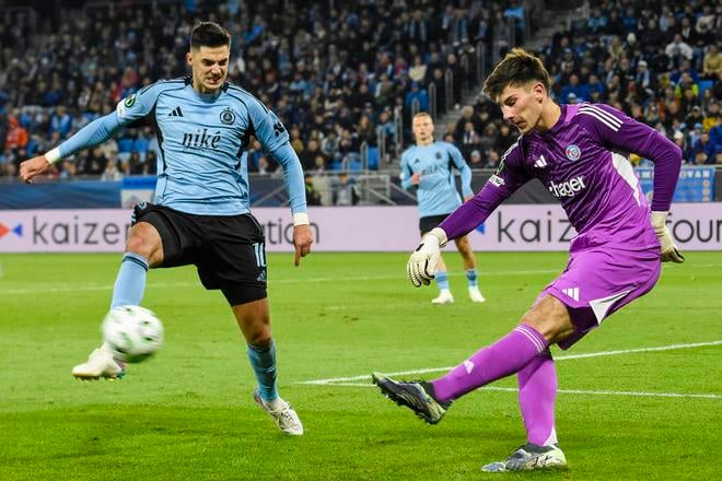Brankár Štrasburgu Mike Penders sa viackrát vyznamenal a hoci často rozohrával pod obrovským tlakom súpera, slovanisti to nedokázali využiť na gól, ako v tomto prípade Marko Tolič.