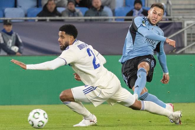 Sprava hráč Slovana Mykola Kucharevič a hráč Štrasburgu Andrew Omobamidele počas zápasu 1. kola ligovej fázy Konferenčnej ligy ŠK Slovan Bratislava – Racing Štrasburg 2. októbra 2025 v Bratislave.
