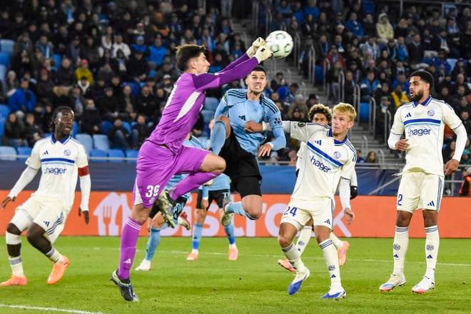 Zľava v popredí brankár Mike Penders zo Štrasburgu, Marko Tolič zo Slovana a Lucas Hogsberg zo Štrasburgu.