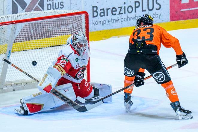 Zľava Jaroslav Janus (Prešov), Tomáš Mikúš (Košice) počas zápasu 8. kola hokejovej Tipsport extraligy Prešov - Košice 0:6.