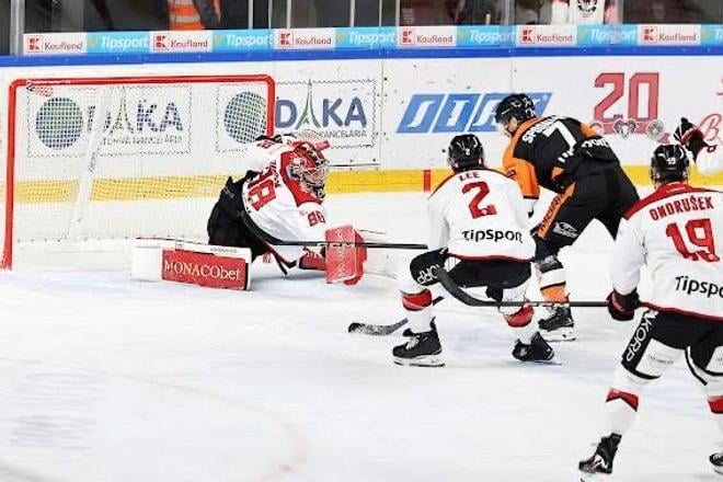 Michalovčan Matúš Spodniak ohrozuje Eugena Rabčana v bránke Banskej Bystrice.