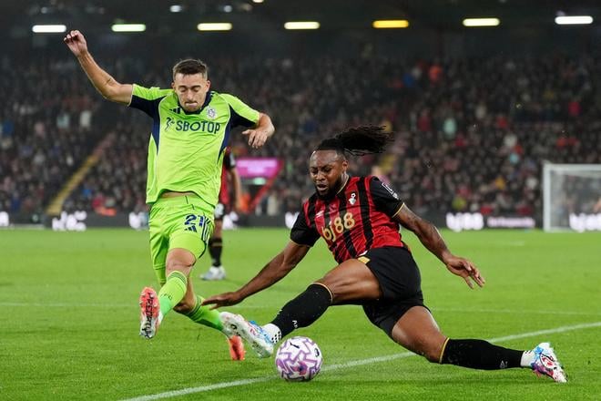 Hráč Fulhamu Timothy Castagne (vľavo) bojuje o loptu s Antoineom Semenyom z Bournemouthu v zápase 7.kola anglickej ligy Premier League AFC Bournemouth - FC Fulham.