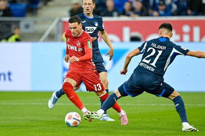 Hráč Kolína Said El Mala (vľavo) v súboji s Albianom Hajdarim z Hoffenheimu v zápase 6.kola nemeckej Bundesligy Hoffenheim - 1. FC Kolín v Sinsheime.