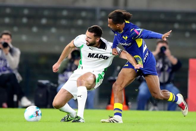 Antoine Bernede  (vpravo) bojuje o loptu so Sebastianom Walukiewiczom zo Sassuola v zápase talianskej ligy Serie A Hellas Verona - Sassuolo Calcio vo Verone.