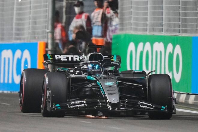 George Russell na Mercedese počas kvalifikácie na VC Singapuru.