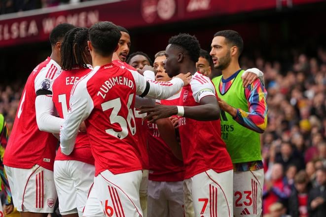 Futbalista Arsenalu Bukayo Saka (druhý sprava) sa teší so spoluhráčmi z gólu v zápase 7. kola anglickej Premier League FC Arsenal - West Ham United.