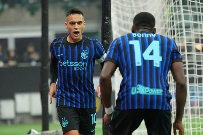 Futbalisti Interu Miláno Lautaro Martinez (vľavo) a Ange-Yoan Bonny sa tešia z gólu v zápase 6. kola talianskej Serie A Inter Miláno - US Cremonese.