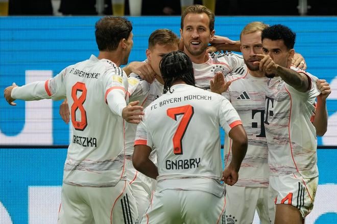 Futbalisti Bayernu Mníchov sa tešia z gólu, ktorý strelil Luis Diaz (vpravo) počas zápasu 6. kola nemeckej Bundesligy Eintracht Frankfurt - Bayern Mníchov.