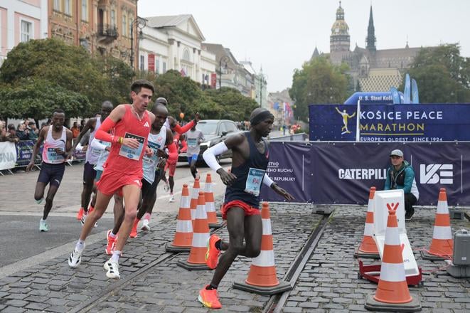 Na snímke elitní bežci na obrátke maratónskej trate počas 102. ročníka Medzinárodného maratónu mieru (MMM) v Košiciach, 5. októbra 2025.