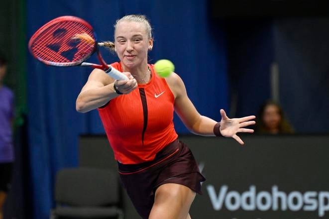 Ruská tenistka Alina Kornejevová odvracia úder.