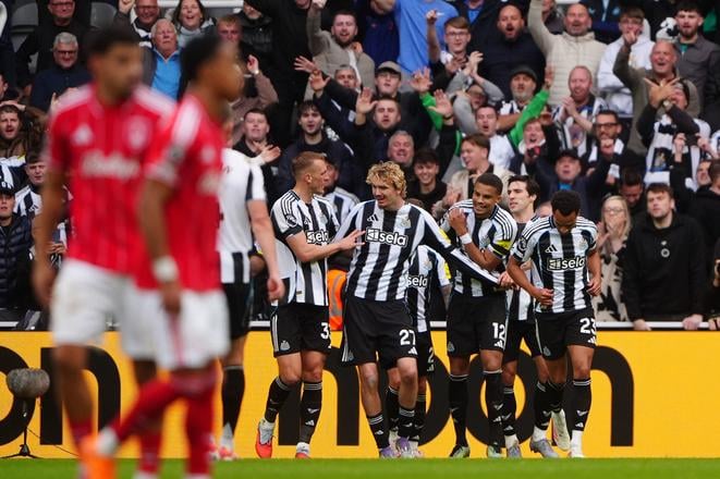 Nick Woltemade z Newcastle United (v strede) oslavuje po strelení gólu.
