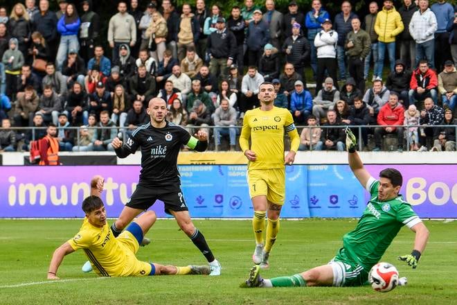 Zľava: Michael Ďurina z Piešťan, kapitán Slovana Vladimír Weiss ml., kapitán Piešťan Martin Gula a brankár Piešťan Dominik Kolena. Weiss strieľa prvý gól zápasu.