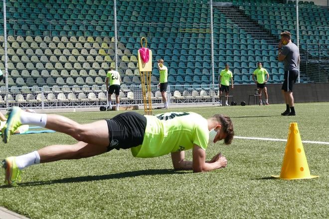 Aj futbalisti Žiliny trénujú planky. Takto makali aj počas kovidových čias, v máji 2020.