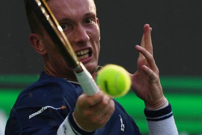 Český tenista Jiří Lehečka odvracia úder Kanaďanovi Denisovi Shapovalovi počas zápasu 3. kola mužskej dvojhry na turnaji Masters 1000 v Šanghaji.