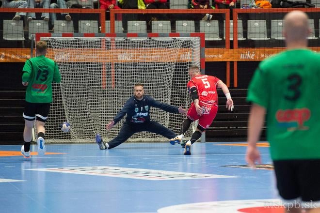 Brankár novozámockých hádzanárov Marek Pavlovič (na archívnej snímke) sa postaral o jeden z rozhodujúcich momentov duelu Niké Handball extraligy proti Považskej Bystrici, keď tesne pred koncom chytil pokutový hod Ľubomíra Ďuriša.