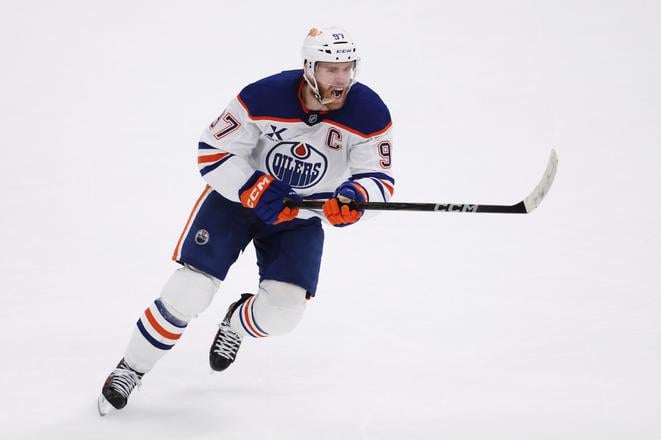Connor McDavid sa teší z gólu v 5. zápase finále play off Západnej konferencie NHL Dallas Stars - Edmonton Oilers v Dallase.