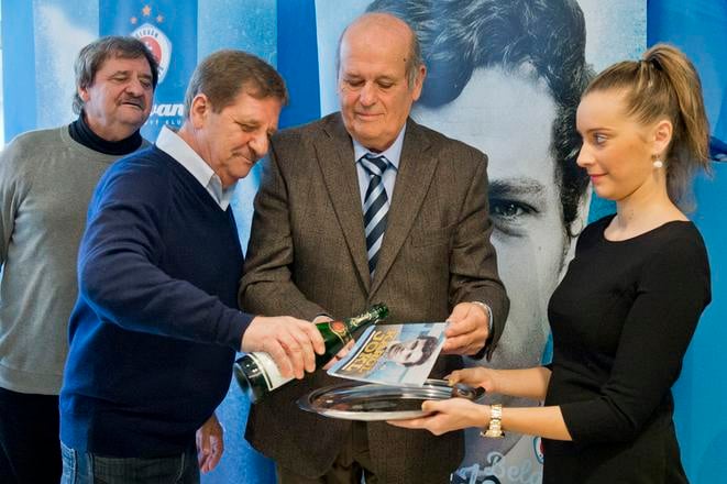 Z krstu knihy o futbalistovi Karolovi Joklovi z edície  Belasé legendy, ktorý vydal futbalový klub ŠK Slovan Bratislava. Na snímke zľava bývalí futbalisti  Jozef Čapkovič,  Ján Čapkovič a Alexander Vencel.  Bratislava, 6. decembra 2015.