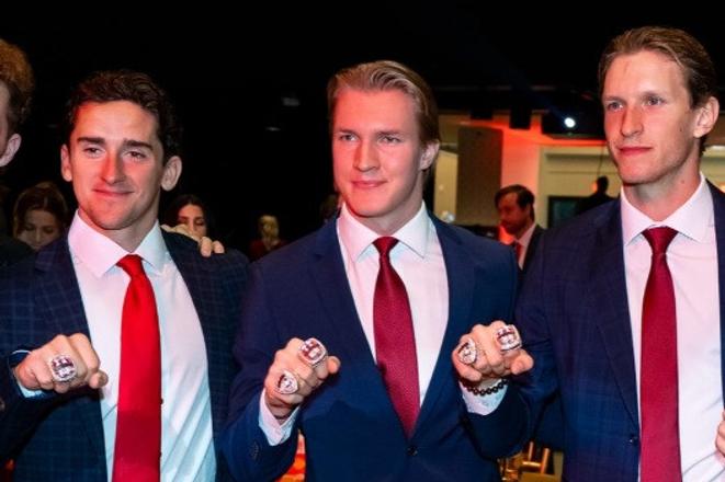 Hokejisti Floridy s majstrovskými prsteňmi za zisk Stanley Cupu.