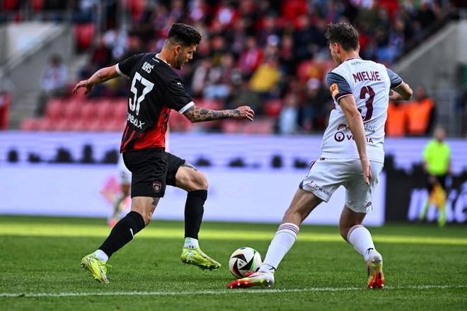 Trnavčan Michal Ďuriš (vľavo) a Podbrezovčan Filip Mielke sa stretnú v súboji až 3. decembra.