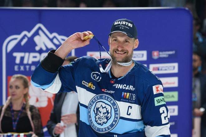 Hokejista Nitry Branislav Mezei pózuje so zlatou medailou počas osláv majstrovského titulu.
