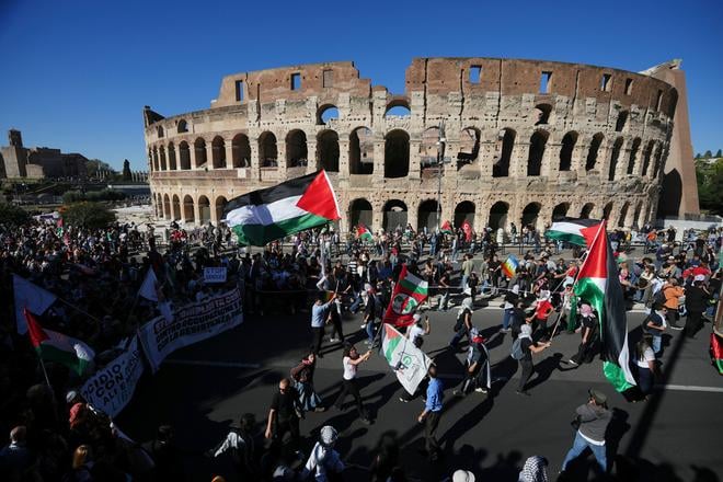 Propalestínski demonštranti protestujú v Taliansku v týchto dňoch často. Takto to vyzeralo v sobotu v Ríme.