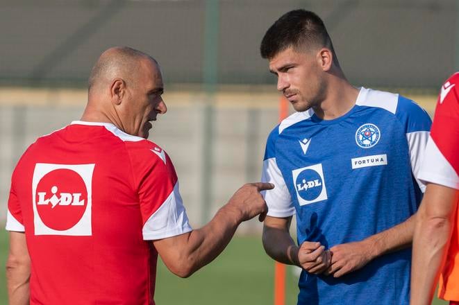 Samuel Kozlovský v debate s trénerom slovenského národného tímu Francescom Calzonom.