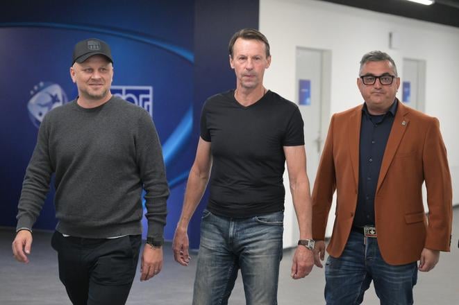 Nový tréner FC Košice František Straka v Košiciach, uprostred.