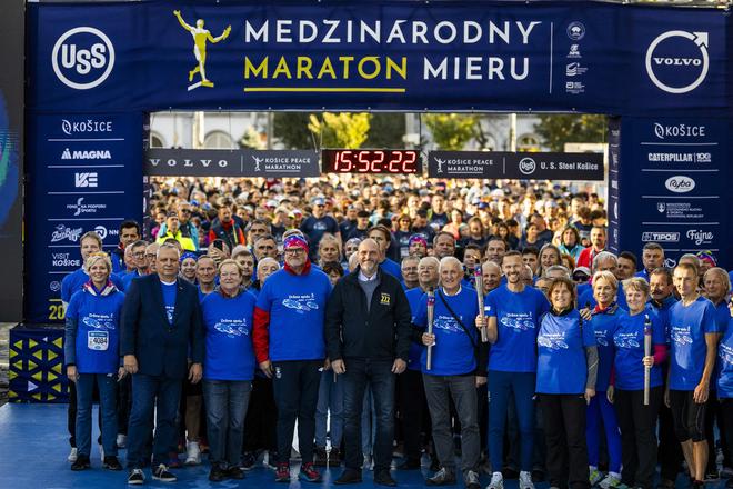 Štafetové posolstvo "Držme spolu" sa začalo pred minimaratónom Medzinárodného maratónu mieru.