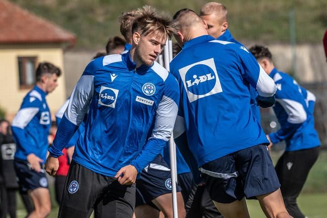 Matej Riznič zrezáva na tréningu reprezentácie do 21 rokov.