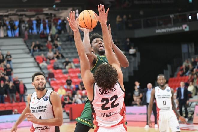S loptou Andre Wesson (Patrioti Levice) počas zápasu 1. kola F-skupiny basketbalovej Ligy majstrov mužov.