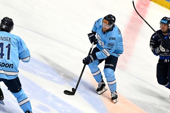 Na snímke uprostred Brendan Reid Shinnimin (Slovan) v stretnutí 9. kola hokejovej Tipsport ligy HC Slovan Bratislava - HK Poprad 5. októbra 2025 v Bratislave.